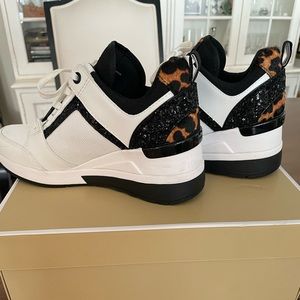 NWT Michael Kors Georgie Trainer size 5